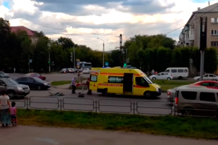 Скорая с умирающей велосипедисткой сбила другую девушку на велосипеде