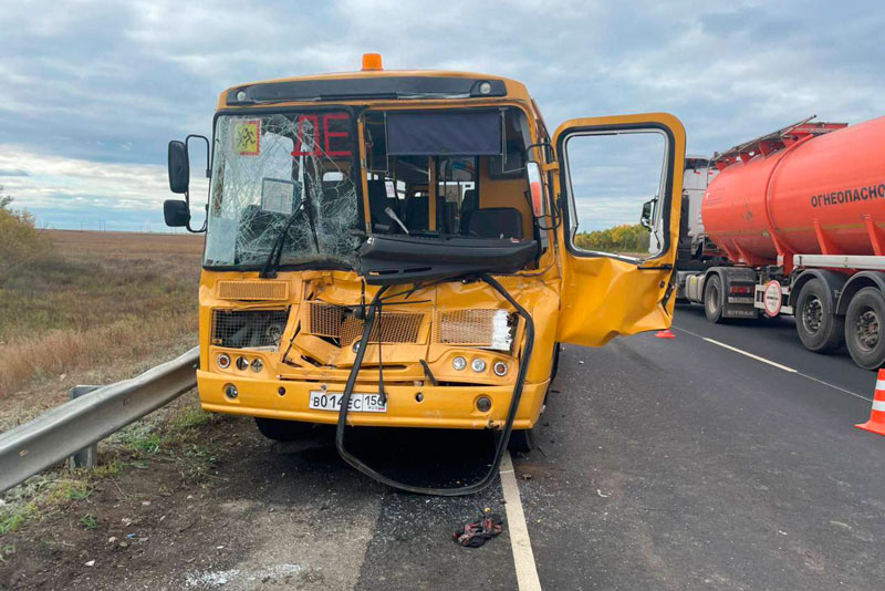 Автобус с 15 детьми и их тренером влетел в КамАЗ в Оренбуржье | На трассе в Оренбургской области автобус с 15 детьми врезался в КамАЗ