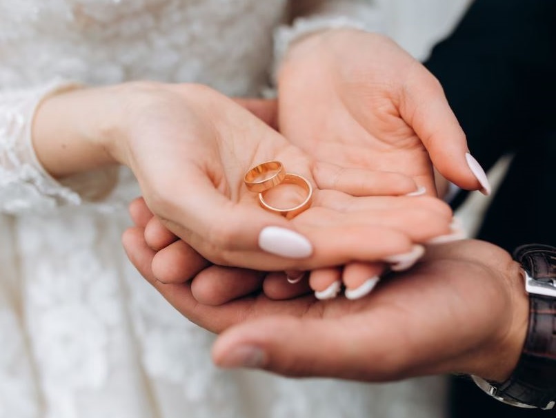 В Москве пару расписали в ЗАГСе только после угрозы вызвать полицию | Baza: в Москве пара более семи часов не могла пожениться из-за сбоя в ЗАГСе