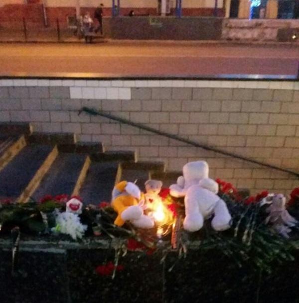 Москвичи несут цветы и игрушки к станции метро «Октябрьское поле»