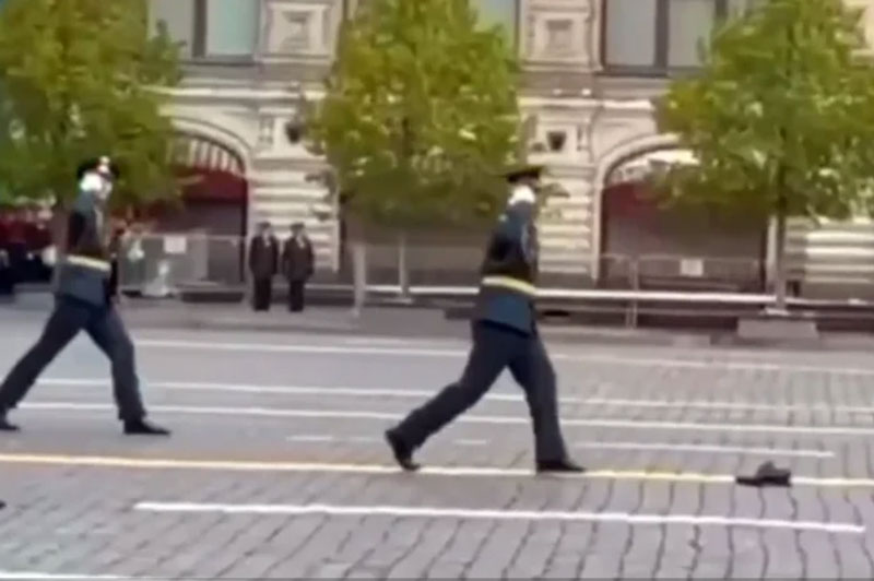 Неостановимый парад: военный потерял ботинок на Красной площади! Видео | Военный потерял ботинок во время марша на Красной площади