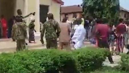 В Нигерии в результате мощного взрыва в католической церкви погибли около 50 человек