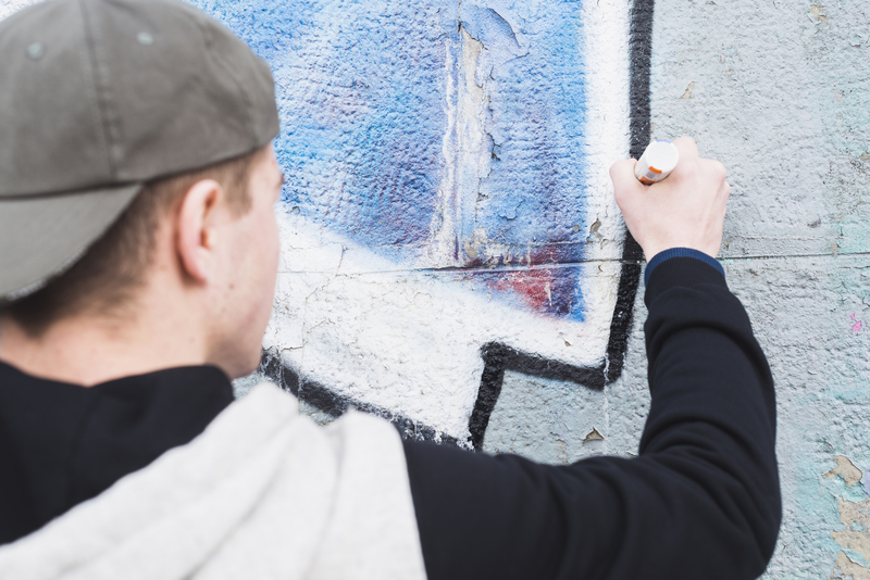 Российских подростков нанимают «помощниками фотографа» для борьбы с граффити | «Молодежь Тобольска» платит подросткам за съемку экстремистских граффити