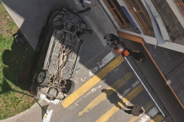 В Москве водитель на иномарке упал с третьего этажа парковки