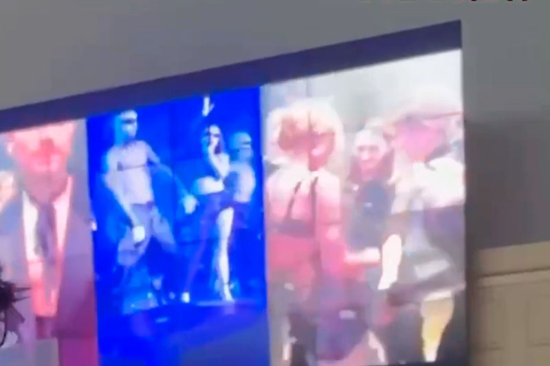 В московском университете на лекциях по военной подготовке студентам показывают клип с кадрами «голой вечеринки» | В РЭУ им. Плеханова на лекциях показывают клип с кадрами стриптиза и военной техники