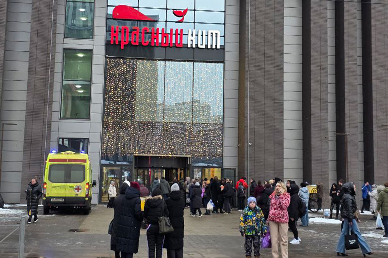 В Мытищах мужчина достал пистолет и стал целиться в охранников. Три человека пострадали | В ТЦ «Красный кит» стрельба началась после конфликта с охраной, есть пострадавшие