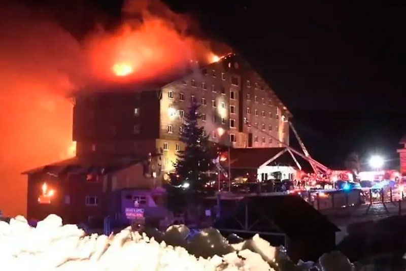 66 погибших. Пожар охватил 12-этажный отель на горнолыжном курорте в Турции | Число жертв пожара на горнолыжном курорте в Турции выросло до 66