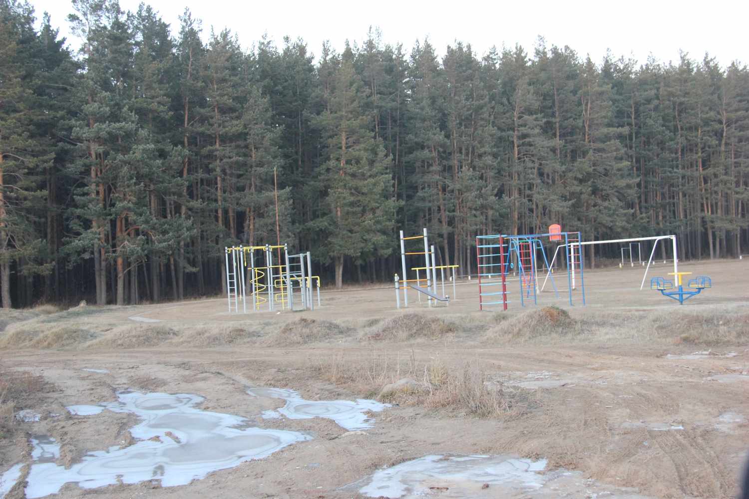 В уральском городе Арамиль детскую площадку установили неподалеку от кладбища, на пустыре, куда родители запрещают ходить детям гулять