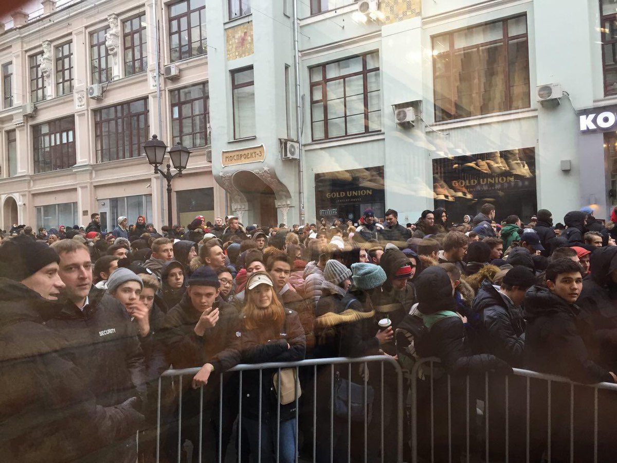 Более трех тысяч человек в Москве выстроились в очередь за кроссовками от Канье Уэста