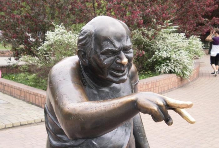 В Москве украли и распилили памятник Евгению Леонову