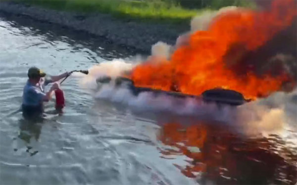 Отец и сын чуть не погибли при взрыве гидроцикла на Ангаре в Иркутске | Отец с сыном решили прокатиться на гидроцикле и чуть не погибли