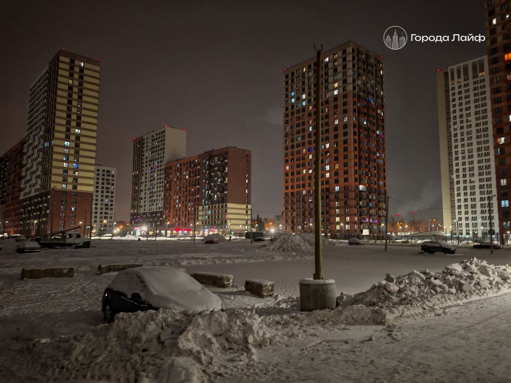 В Екатеринбурге бетонными блоками перекрыли парковку у жилых комплексов | В Екатеринбурге заблокировали парковку из-за спора застройщика