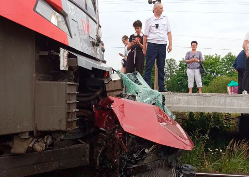 Двое взрослых и двое детей погибли: «Ласточка» врезалась в легковушку