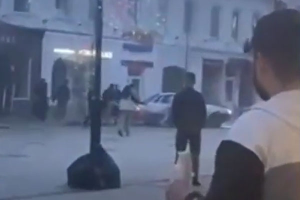 Полиция задержала водителя Priora, который въехал в толпу драчунов в Саратове | В Саратове водитель Priora протаранил толпу бойцов, а затем сбил человека