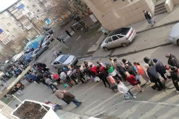 Последствия затопления скважин в Орске: многочасовые очереди за водой и проблемы с инфраструктурой | Проблемы с водоснабжением в Орске приобрели новый размах: теперь ее не хватает