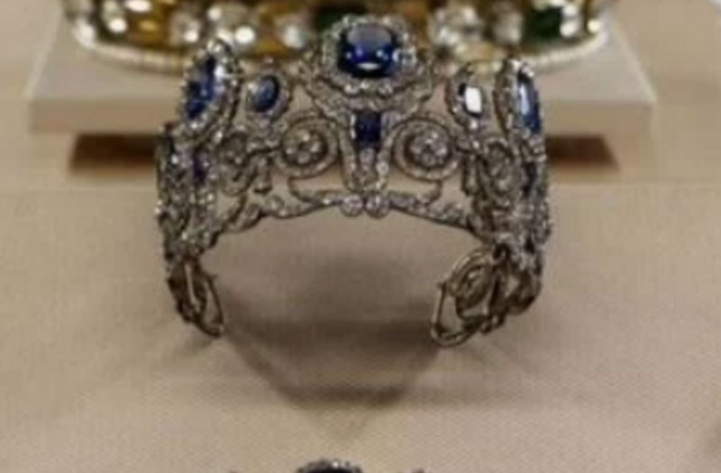 Авито предупредил о мошенниках с «луврскими» драгоценностями | Авито заблокировал объявление о продаже украденных из Лувра драгоценностей