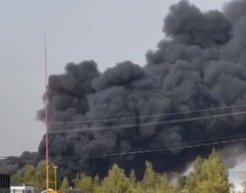 Мощный пожар под Воронежем: на двух тысячах квадратных метров горит склад с пропиленом | Склад с пропиленом загорелся под Воронежем