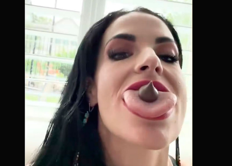 Американка с языком шириной почти 8 сантиметров попала в Книгу рекордов Гиннесса | Адвокат из США попала в Книгу рекордов Гиннесса из-за своего уникального языка