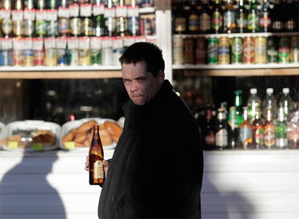 ВЦИОМ: почти половина россиян бросили пить