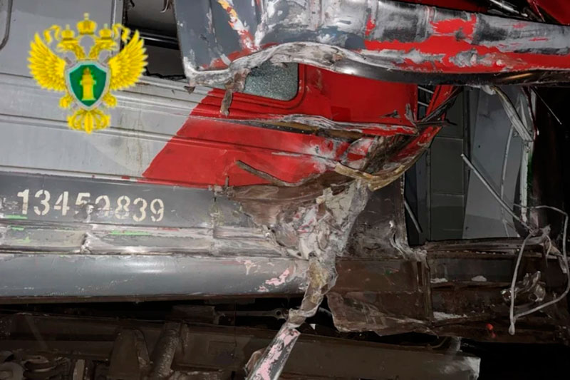 Электричка сошла с рельсов и влетела в пассажирскую платформу в Подмосковье | В Подмосковье вагон электрички врезался в платформу