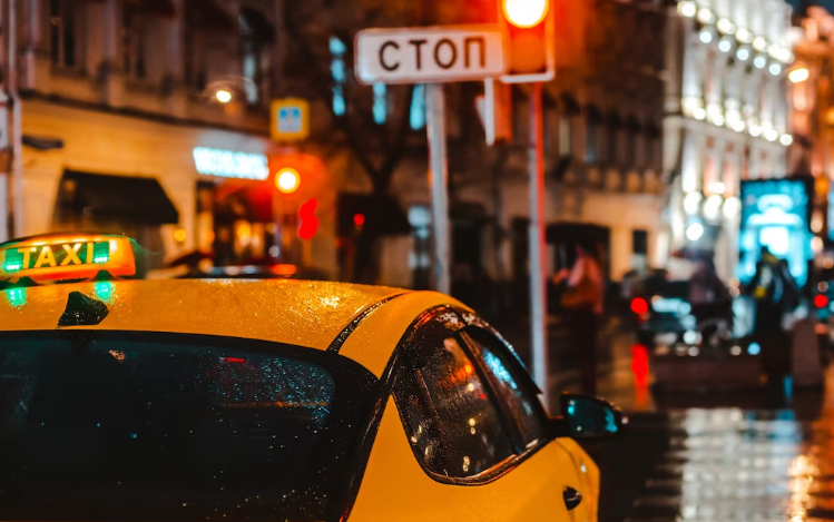 Под Петербургом таксист изнасиловал уснувшую 24-летнюю пассажирку и выкинул на улицу