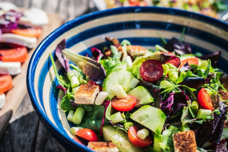 Как не набрать лишние кг в отпуске? Эксперт рассказала, как не переесть во время отдыха   | Психолог Еремеева рассказала, как не сорваться на еду во время отпуска 