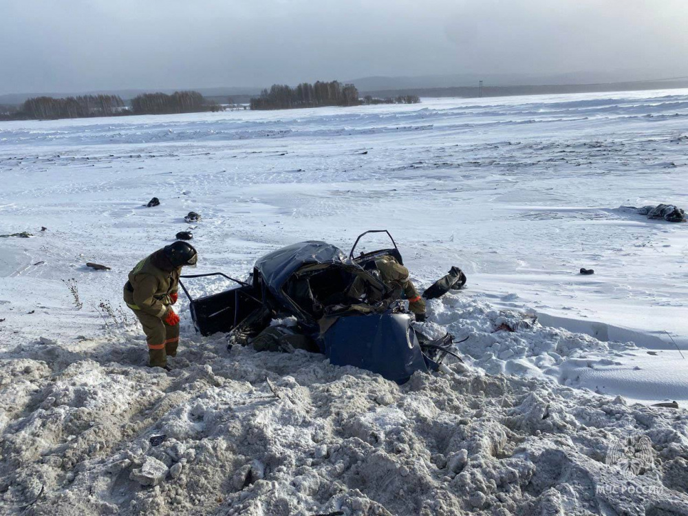 «Это страшная трагедия, которую мы запомним надолго» — в Красноярском крае погибли 4 человека в ДТП | В Красноярском крае в ДТП погибли 4 человека, среди которых подростки