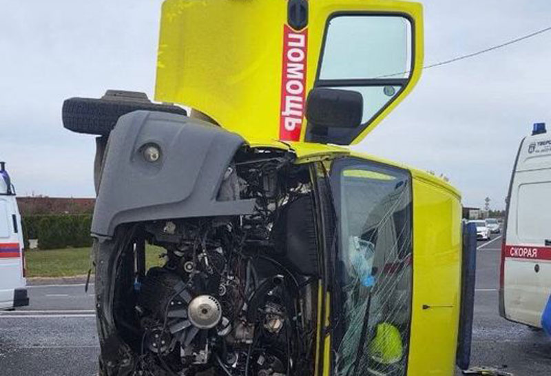 Авария на трассе под Тверью: реанимобиль столкнулся с легковушкой | Скорая помощь перевернулась на трассе М-9 в Тверской области