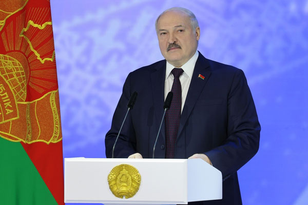 Наколол дров: Лукашенко нашел интересное занятие перед саммитом СНГ в Москве | Лукашенко перед саммитом СНГ в Москве наколол дров