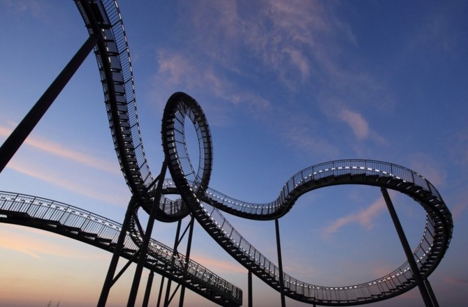 Посетители парка аттракционов 1,5 часа провели вниз головой на высоте из-за сломавшихся американских горок