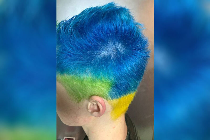 В Москве мужчину оштрафовали из-за волос, окрашенных в желто-голубые цвета | Москвича оштрафовали из-за желто-голубых волос