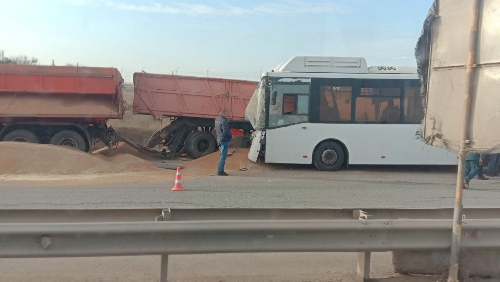 Пять человек погибли после столкновения автобуса и большегруза в Крыму | На трассе под Симферополем столкнулись автобус и большегруз