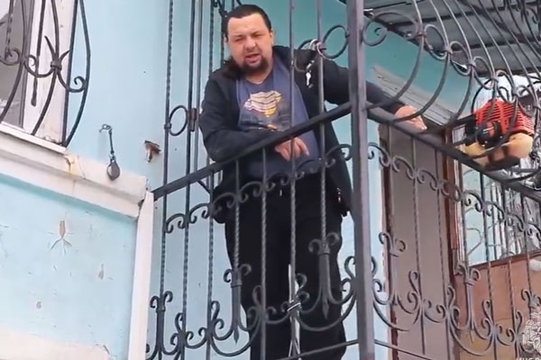 Спасение икон от наводнения: настоятель храма Святого Духа в Кургане эвакуирован сотрудниками МЧС РФ | В Кургане священника, увлечённого спасением икон от потопа, пришлось увозить из храма силами МЧС