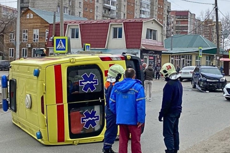 Столкновение скорой помощи и легкового автомобиля на перекрестке Томска: пострадала фельдшер | Машина скорой помощи опрокинулась на бок после ДТП в Томске