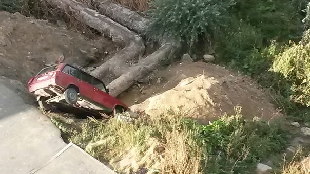 В Челябинске припаркованную на тротуаре машину столкнули с обрыва. ФОТО