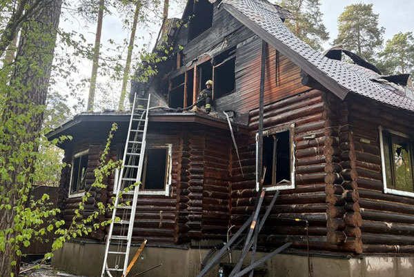 Пожарные потушили возгорание в подмосковном доме певца Анатолия Цоя | Пожар разгорелся в доме певца Анатолия Цоя