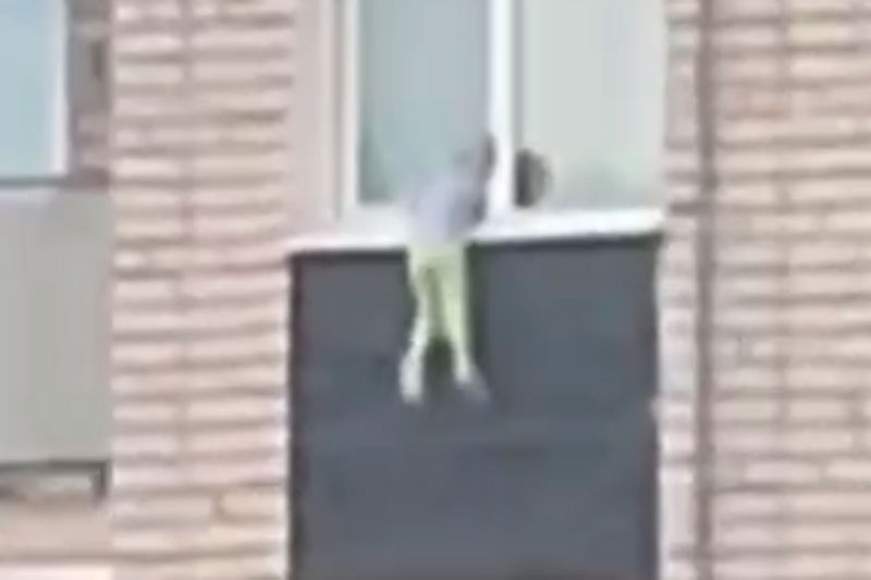 В Новгородской области трёхлетний ребёнок прогулялся по карнизу пятого этажа | В Боровичах трёхлетний мальчик гулял по карнизу пятого этажа, пока мать спала