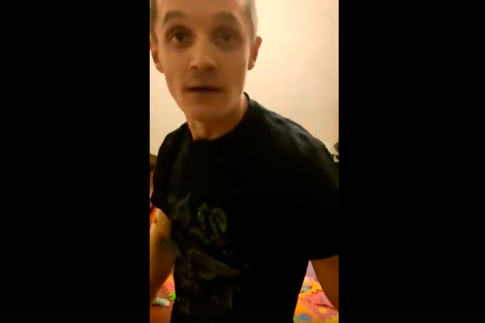 На Урале мужчина избивает сожительницу с младенцем на руках, угрожая убить, но полиция говорит, что для задержания нет оснований