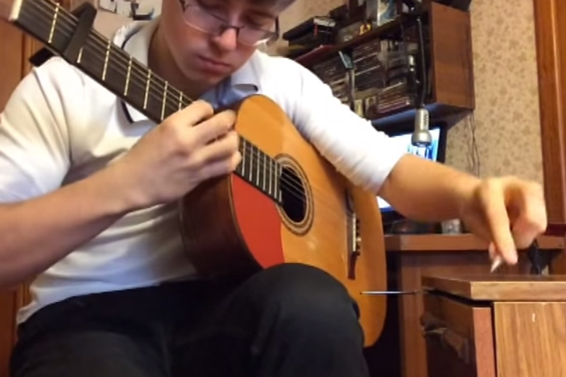 Школьник из Краснодара "взорвал" YouTube, играя рукой на гитаре и ручкой на тумбочке. Видео