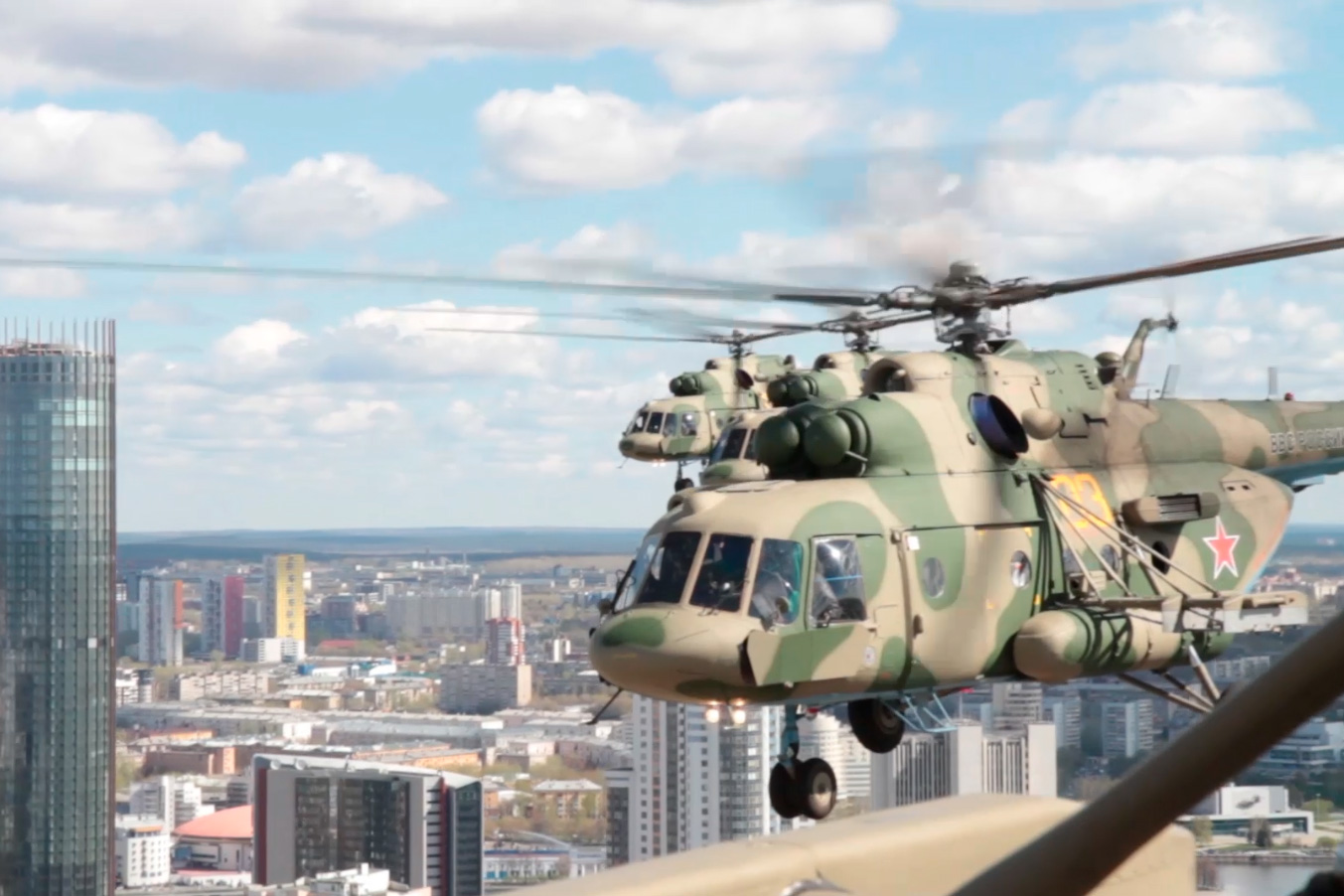 Десятки тысяч уральцев вышли на улицы наблюдать за генеральной репетицией воздушного парада