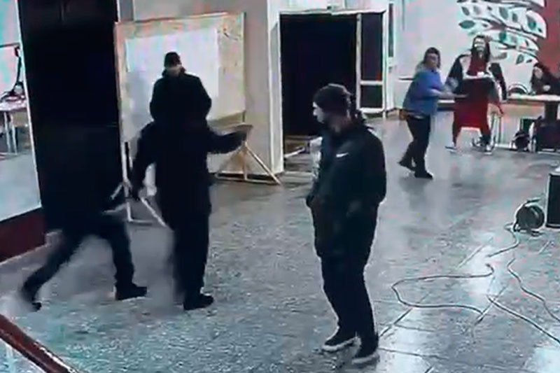 На избирательном участке в Абхазии произошла перестрелка во время второго тура президентских выборов. Видео | Теракт на выборах в Абхазии: «Стрельба, раненые, и кто стоит за нападением?»