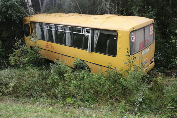 В результате ДТП со школьным автобусом в Пермском крае пострадали 15 детей