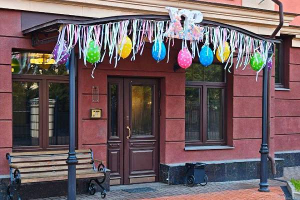 Конфликт соседей в Петербурге: "Украшения к Пасхе были сняты по указанию одной из квартир" | В Петербурге жильцы убрали пасхальные украшения из-за спора между соседями