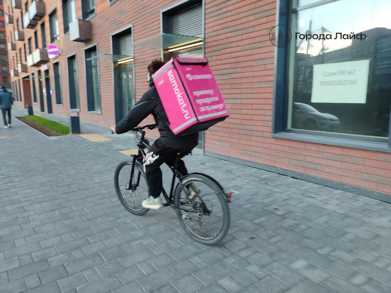 В Петербурге ввели ограничения на трудоустройство мигрантов, работающих курьерами | В Санкт-Петербурге мигрантам запретили работать курьерами