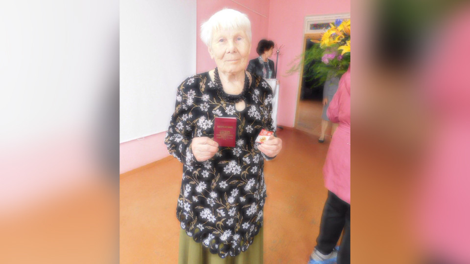 Под Новгородом 86-летняя пенсионерка получила золотой значок ГТО