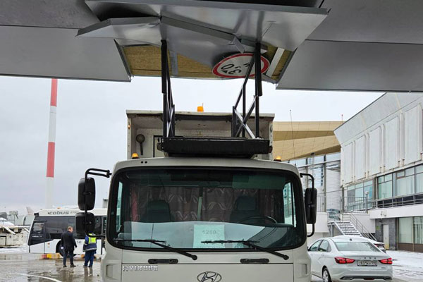 Северо-Западная транспортная прокуратура организовала проверку по факту ДТП в Пулково | В аэропорту Пулково грузовик врезался в здание терминала