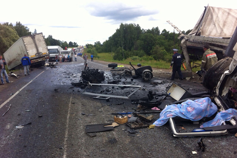 Смертельная авария под Уфой: на трассе столкнулись три грузовика и легковушка, погибли маленькие дети