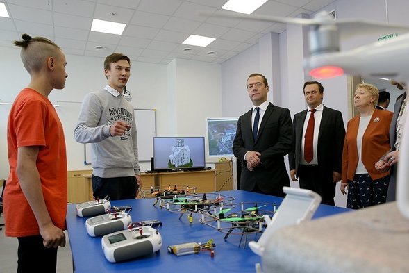 Дмитрия Медведева обманули конструктором "Лего"