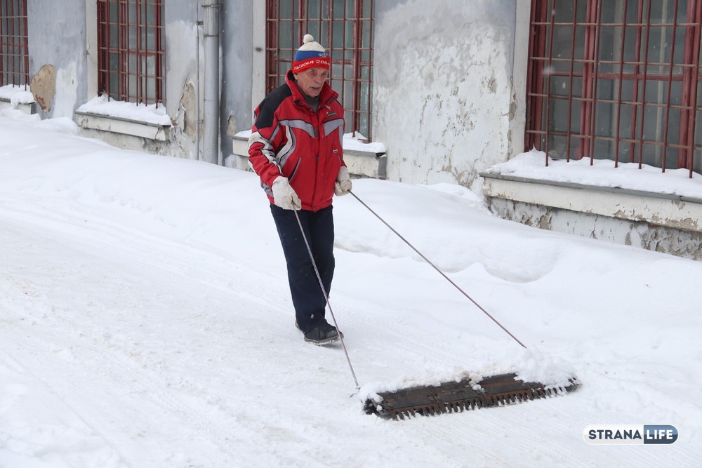 «Оставьте снег в покое!» Уральский мужик воюет с коммунальщиками — он не дает им убирать тротуары зимой
