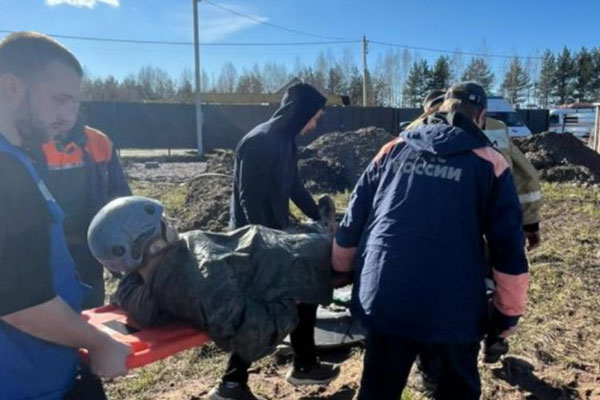 Помогавший отцу готовить колодец к лету ребёнок увяз в глине в Ленобласти | Жижа колодца засосала ребёнка в Ленобласти